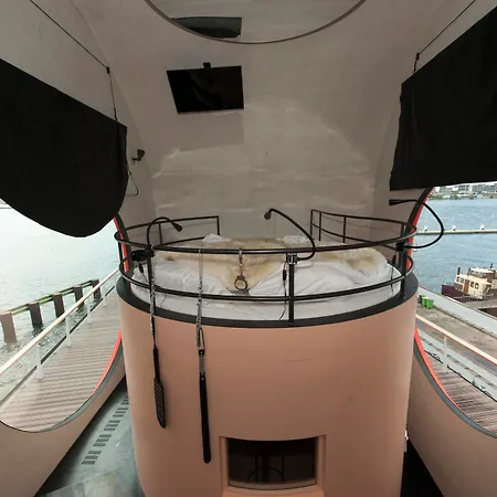 Ξενοδοχείο Botel 3*