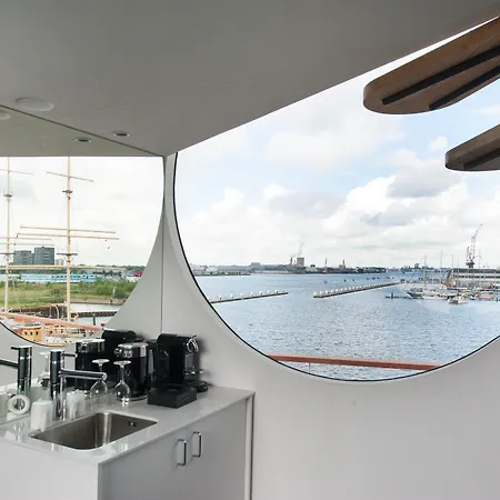 Ξενοδοχείο Botel 3*