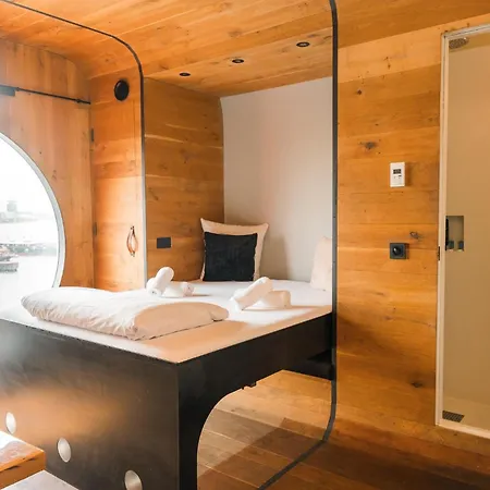Hotel Botel 3*
